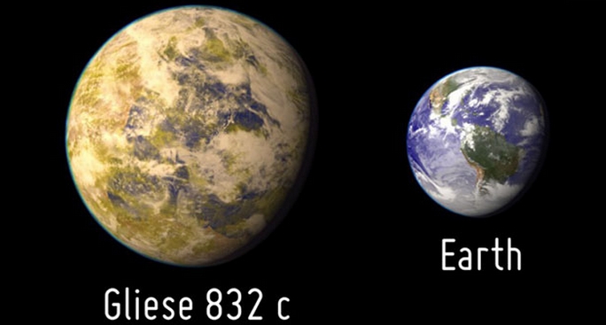 Gliese-832C_earth2